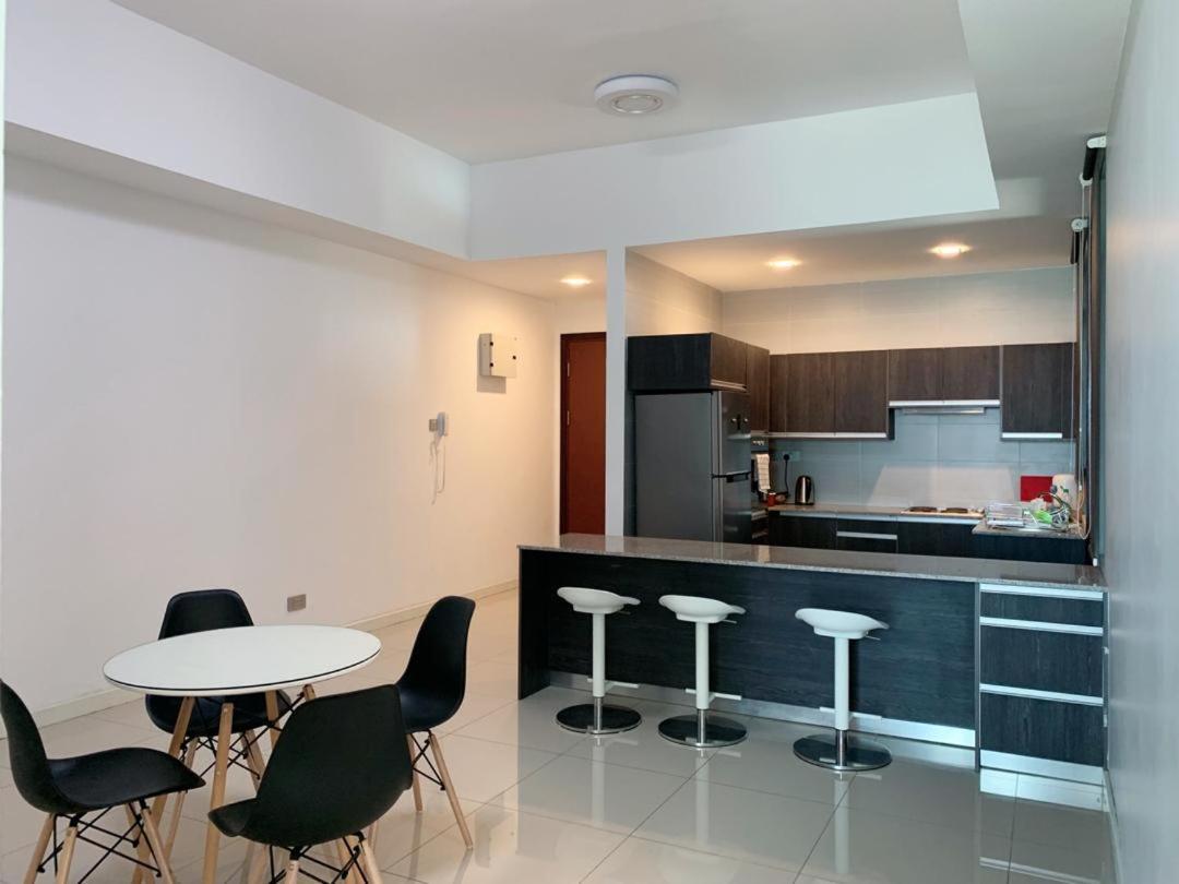 Bay Resort Condominium, 7, Beach-Front Sea View, 6-8 Pax Miri Exteriér fotografie